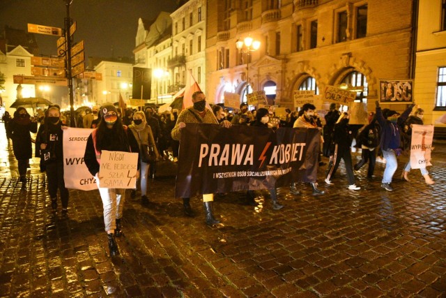 W Toruniu nie ustają protesty przeciwko decyzji Trybunału Konstytucyjnego odnośnie zaostrzenia ustawy antyaborcyjnej. Tak rozpoczęła się piątkowa manifestacja