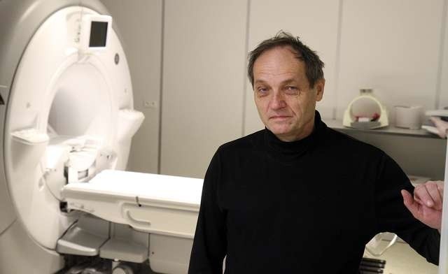 Dr hab. Jerzy Łukaszewicz, szef ICNT UMK, przy tomografie znajdującym się w Centrum na Bielanach