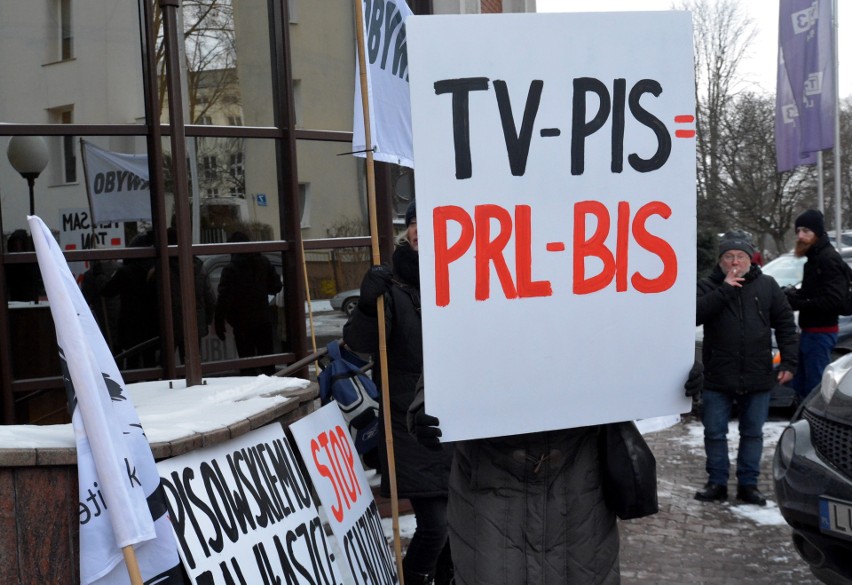 Protest KOD przed TVP Lublin