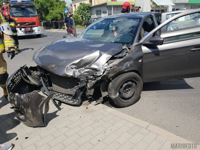 Wypadek na skrzyżowaniu ul. Prószkowskiej i Odrodzenia w Opolu. Zderzyły się dwa samochody: peugeot i audi.