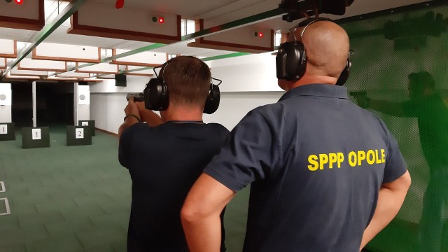 Dziennikarze strzelali z pistoletu P99 Walter, który na co dzień używają polscy policjanci.
