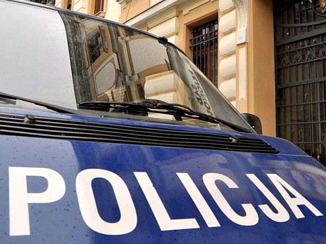 Policjanci wyjaśniają okoliczności kolizji samochodów Volvo i Mercedes, do której doszło w Lipnicy