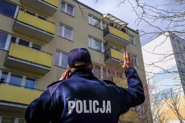 Do osób poddanych kwarantannie na szczęście rękę wyciąga nie tylko policja