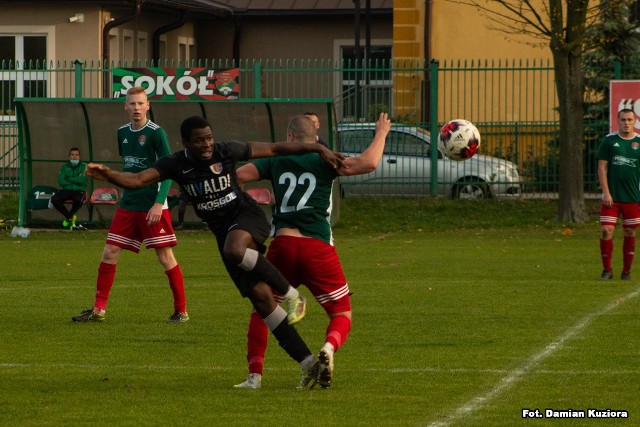 Sokół Nisko przegrał u siebie z Karpatami Krosno 0:3. Bramki: 0:1 Dziadosz 13-karny, 0:2 Gierlasiński 44, 0:3 Asante 65.