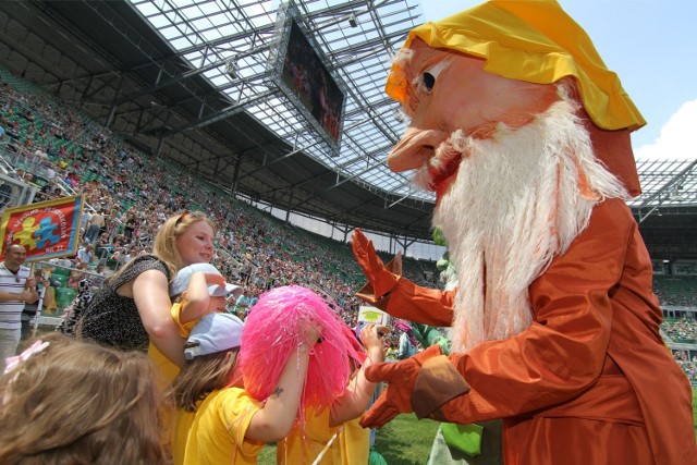 08.06.2013 wroclaw gazeta wroclawska wroclaw, stadion miejski, dzien przedszkolaka jaroslaw jakubczak / polskapresse dzieci stadion miejski dzien przedszkolaka prezydent rafal dutkiewicz zabawa ..