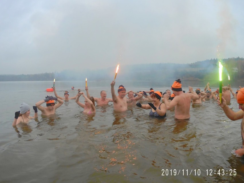 Starachowicki Klub Morsów Wektor zainaugurował sezon. Była kąpiel i zabawa na plaży