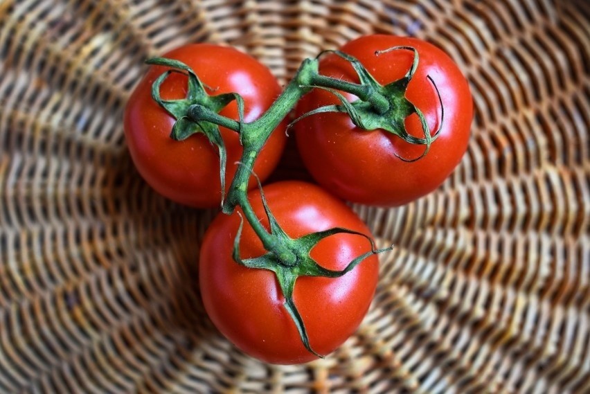 Prostym sposobem na wydłużenie trwałości pomidorów jest...