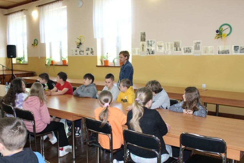 Warsztaty literackie dla dzieci i młodzieży w Czarnocinie. Gościem była pisarka Monika Sawicka- Kacprzak. Zobaczcie zdjęcia