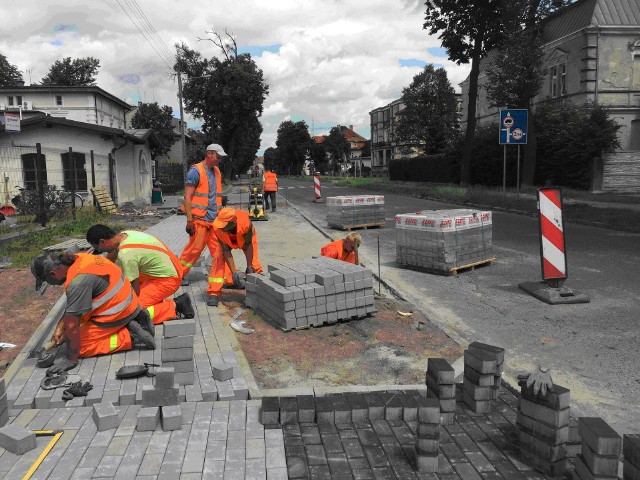 Remont ulicy Dworcowej w Wołczynie zakończy się do końca września.