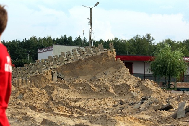 Został już tylko kawałek trybuny. W Białobrzegach powoli kończy się wyburzanie trybuny stadionu miejscowej Pilicy. Ciężki sprzęt zrównał obiekt niemal z ziemią i już za chwilę rozpocznie się tutaj budowa nowoczesnego stadionu.  Powstanie tu budynek i zadaszona trybuna na około 700 miejsc. Będzie też budowane boisko zapasowe ze sztuczną nawierzchnią i oświetleniem. Roboty zakończą się latem 2019 roku.