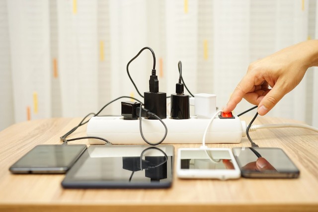 W każdym domu znajduje się wiele sprzętów zasilanych prądem. Dowiedz się, jak zmienić nawyki i sprawić, żeby rachunki za prąd były niższe.