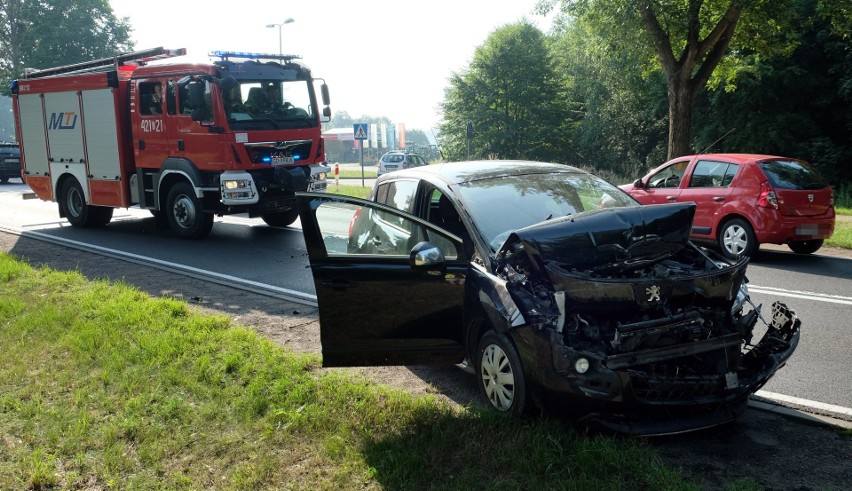 Wypadek na trasie Rychnowy - Człuchów. Zderzenie samochodu dostawczego i osobówki, ranna jedna osoba