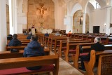 Koronawirus. Poniżej 50 wiernych na mszach świętych w Kielcach. Głęboka modlitwa i wyjątkowe środki ostrożności [ZDJĘCIA]
