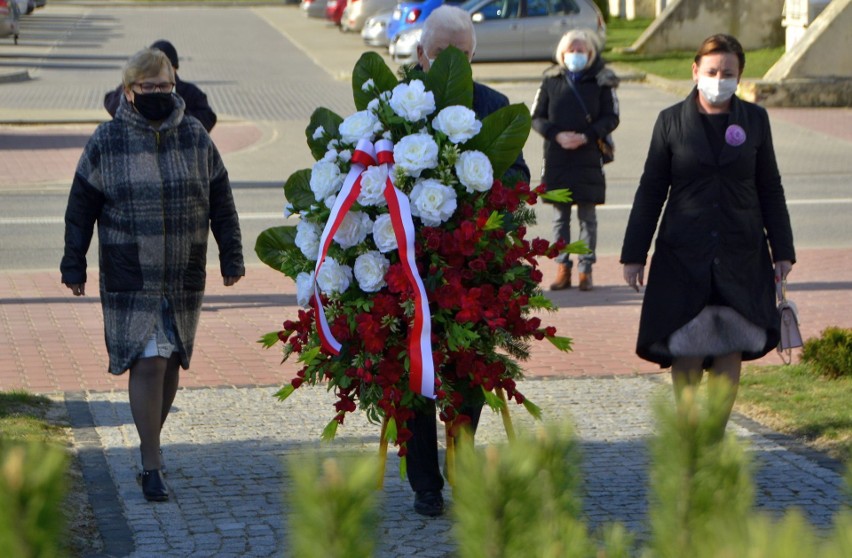 W Ostrowcu i Ćmielowie uczcili pamięć ofiar zbrodni katyńskiej i katastrofy smoleńskiej (ZDJĘCIA)