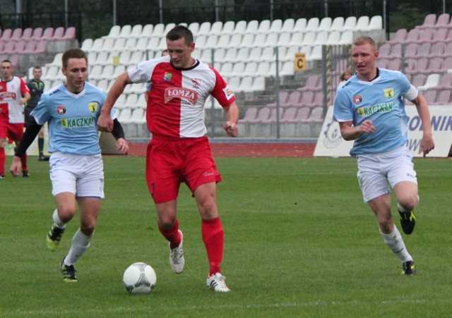 ŁKS 1926 Łomża pokonał Huragana Morąg 2:0. Dwie bramki strzelił Marcin Truszkowski (przy piłce)