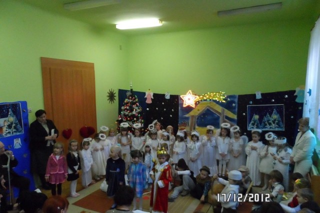 Od razu zrobił się świąteczny nastrój, gdy przedszkolaki zaśpiewały kolędy.