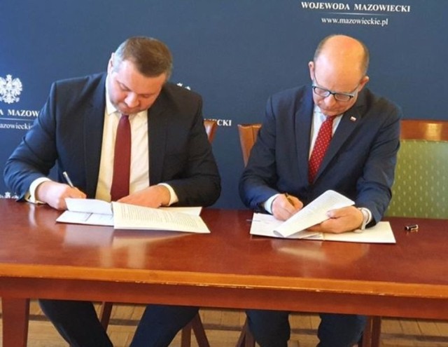 Prezydent Łukasz Kulik i wojewoda Konstanty Radziwiłł podpisują umowę na dofinansowanie remontu ulic Padlewskiego i Sierakowskiego