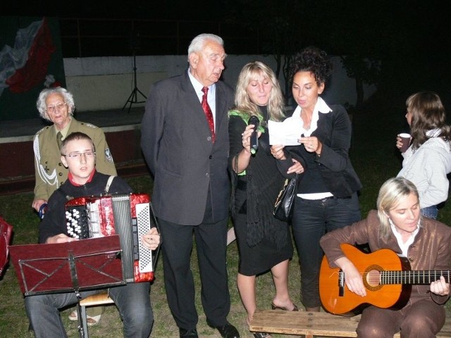 Stefan Jurzyńsk "Jodła&#8221; (na zdjęciu w środku) wraz z nauczycielkami Szkoły Podstawowej numer 2 w Skarżysku śpiewał partyzanckie pieśni. Zaprezentował też nieznaną pieśń z czasów wojny.