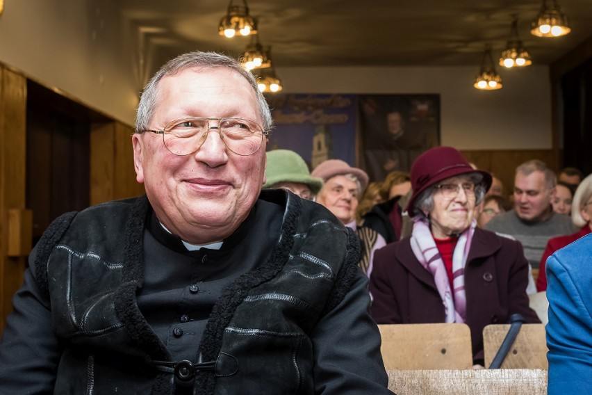 Prałat Kneblewski cieszy się poparciem swoich parafian.