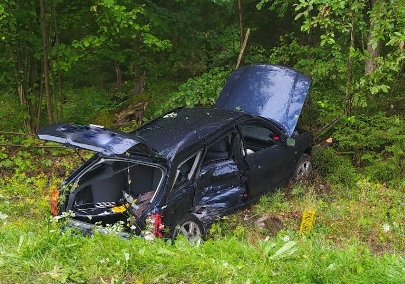 Wypadek w Wierzbinach. W czołowym zderzeniu audi z busem...