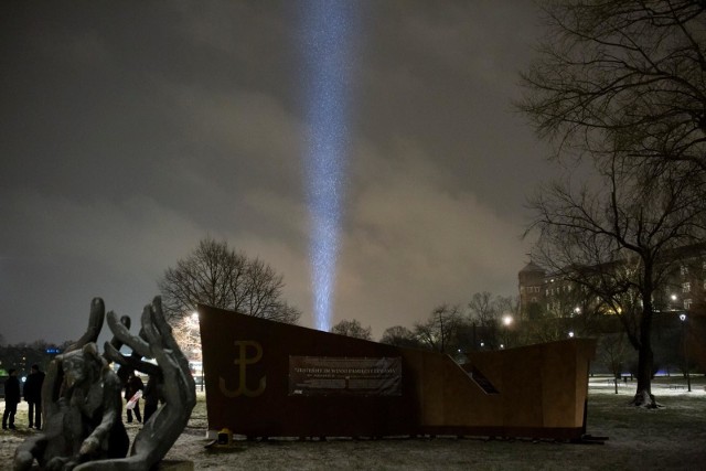 14.02.2018 krakow, bulwar czerwienski, fundacja wstega pamieci oraz zwiazek zolnierzy armii krajowej, inicjator budowy pomnika ak, pokaz kolumny switlnej, makieta pomnika, nzfot. andrzej banas / polska press