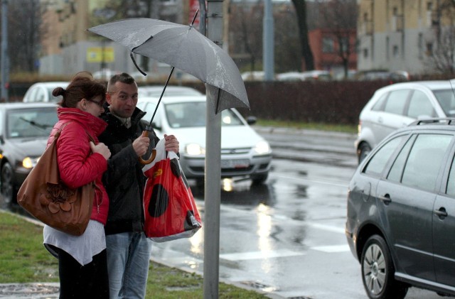 Wiatr już osłabł, ale parasole wciąż będą "obowiązkowym" wyposażeniem pieszego w naszym regionie