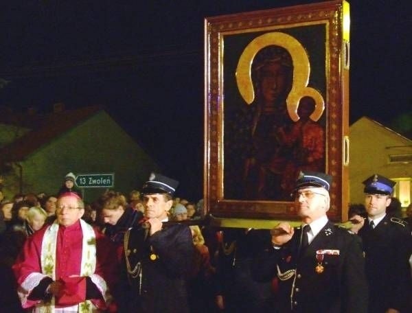 W środę wieczorem rozpoczęła się uroczysta procesja z wizerunkiem z Jasnej Góry, który wzięli na barki strażacy z Kazanowa. Mszę odprawił biskup Stefan Siczek.