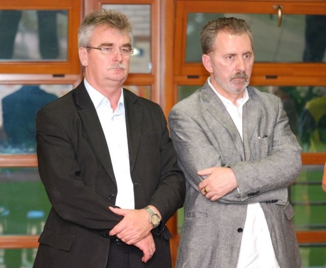 Dyrektor klubu Zbigniew Grombka (z lewej) i prezes Tomasz Gogol robili wszystko, żeby KSZO zagrał w Pruszkowie. Kolejne spotkanie ze Stalą Stalowa Wola stoi pod znakiem zapytania.