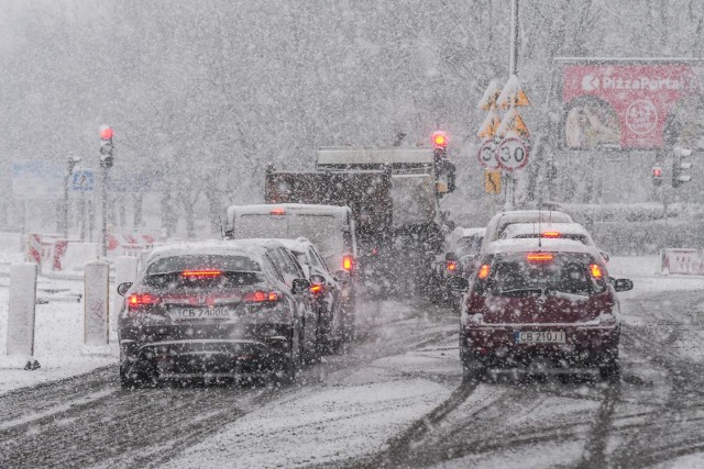 W Bydgoszczy sypać zaczęło już od wczesnych godzin porannych. Na drogach było biało już od godz. 6.00. Wraz z upływem czasu śniegu (i komunikacyjnych kłopotów) przybywało...
