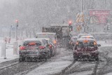 Śnieg sparaliżował ruch na ulicach Bydgoszczy. W mieście tworzą się potężne korki 