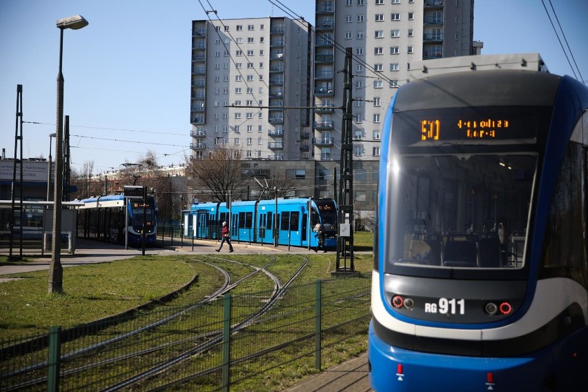 Kraków. Obostrzenia z powodu koronawirusa w tramwajach i autobusach. Na drzwiach pojawi się oznakowanie o liczbie miejsc