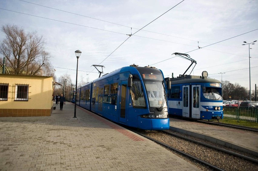 Kraków. Obostrzenia z powodu koronawirusa w tramwajach i autobusach. Na drzwiach pojawi się oznakowanie o liczbie miejsc