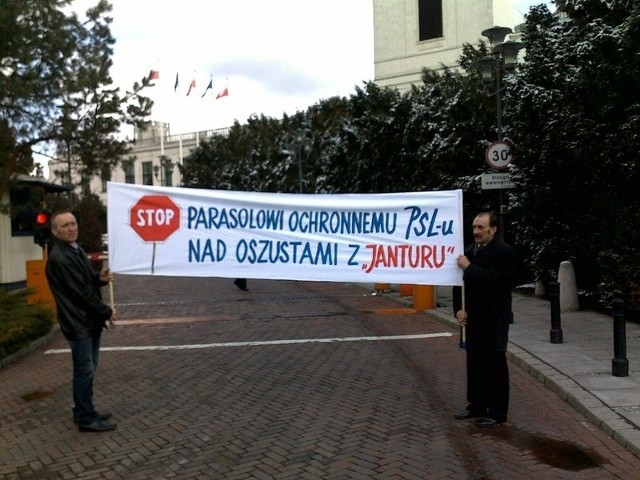 Wierzyciele nieszawskiego Janturu protestowali już w Warszawie. Niczego nie osiągnęli