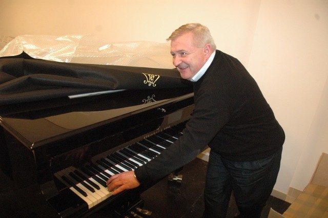 Podczas obchodu budynku filharmonii prezydenta Tadeusza Jędrzejczaka najbardziej zainteresował jeden z dwóch fortepianów firmy Steinway
