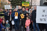 Chrzanów. Dziesiątki nauczycieli protestowało na Placu 1000-lecia [ZDJĘCIA]