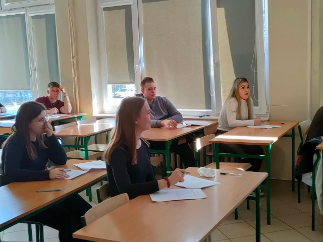 W Zespole Szkół Ponadpodstawowych w Stąporkowie po próbnej maturze z języka angielskiego na poziomie podstawowym odbył się również egzamin na poziomie rozszerzonym.