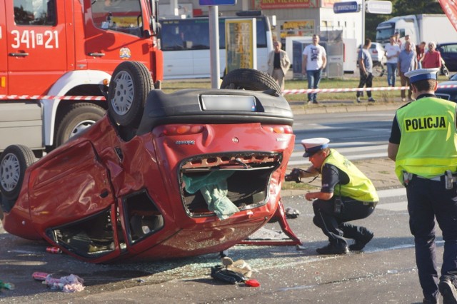 W wypadku został ranny 81-letni kierowca fiata.