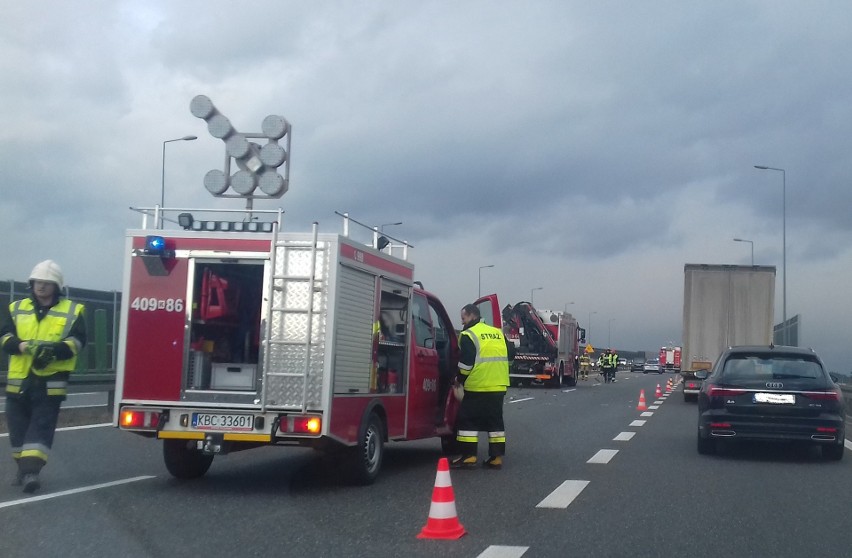 Autostrada A4. Zderzenie samochodu osobowego i ciężarówki obok MOP Kłaj w Stanisławicach - zobacz zdjęcia