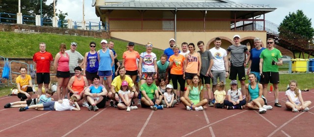 Wyjątkowe zajęcia odbyły się na stadionie lekkoatletycznym MOSiR w Kielcach. Odbył się Dzień Dziecka z Biegam Bo Lubię Kielce. Były ciekawe zajęcia i słodkie atrakcje. - Dziś wszyscy poczuliśmy się bardzo beztrosko. Wszystkie dzieci i te duże i te małe zapomniały o życiu codziennym. To, więc dziś pobudziliśmy nasza wyobraźnie. Było zabawnie, ale każdy mięsień pracował jak trzeba. Konkursy, gry, zabawy sportowe i oczywiście nagrody - czytamy na Fanpage'u BBL Kielce.Galeria zdjęć na kolejnych slajdach. (dor)