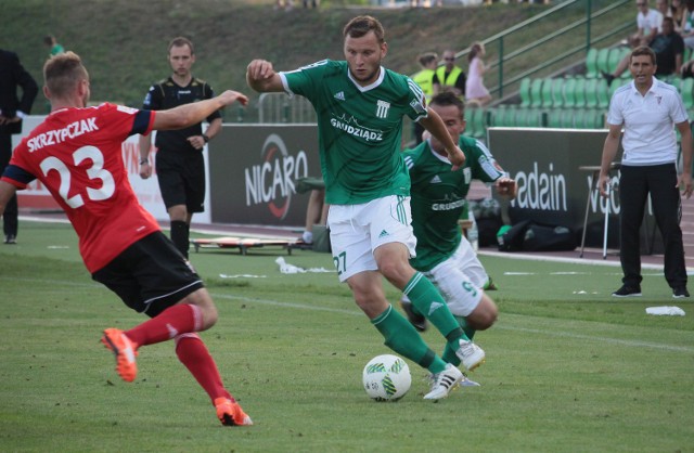 Marcin Woźniak (przy piłce) strzelił pierwszego gola dla Olimpii, a asystę zaliczył Marcin Kaczmarek (w głębi)