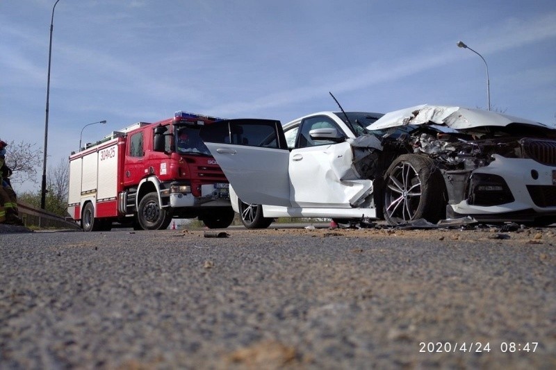 Ciężarówka  uderzyła w jadące lewym pasem renault. Po...