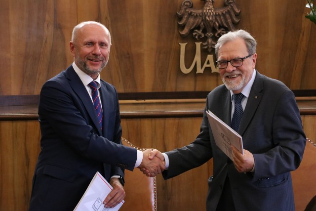 Rektor Uniwersytetu im. Adama Mickiewicza, prof. UAM dr hab. Andrzej Lesicki oraz zastępca prezydenta miasta Poznania, Bartosz Guss, podpisali dwa akty notarialne regulujące stan prawny działek na Morasku. Porozumienie to wynik partnerskiej współpracy pomiędzy władzą samorządową i uczelnianą.