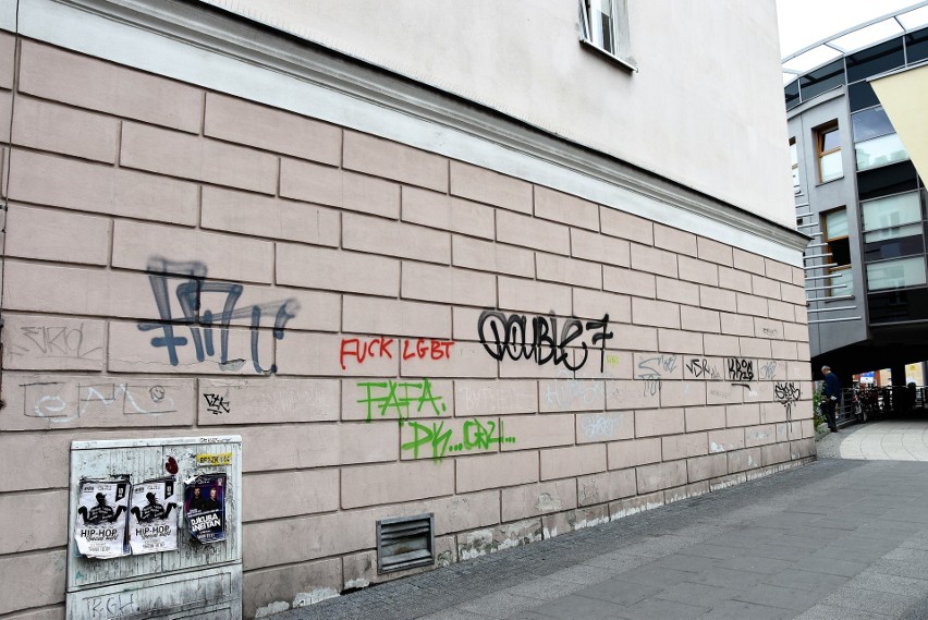 Homofobiczny napis na ścianie w Opolu