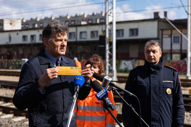 Marek Małacha (z lewej), zastępca dyrektora Zakładu Linii Kolejowych w Rzeszowie, przypomniał zasady systemu żółtej naklejki, wdrażanego od 2018 roku na wszystkich przejazdach  kolejowo-drogowych. W głębi na zdjęciu stoi rzecznik prasowy PLK Dorota Szalacha, z prawej insp. Witold Flader.