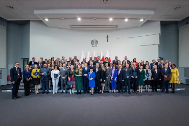 W Urzędzie Wojewódzkim w Bydgoszczy wojewoda kujawsko-pomorski Mikołaj Bogdanowicz podpisał umowy z samorządami na dofinansowanie inwestycji drogowych w ramach Rządowego Funduszu Rozwoju Dróg na 2022 rok