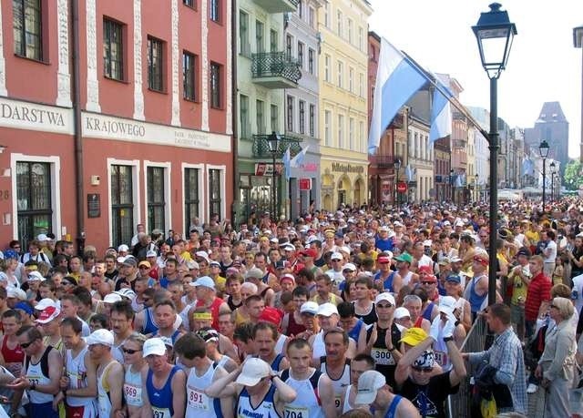 25. maraton toruński25. maraton toruński - start z Placu Teatralnego - 1000 uczestników