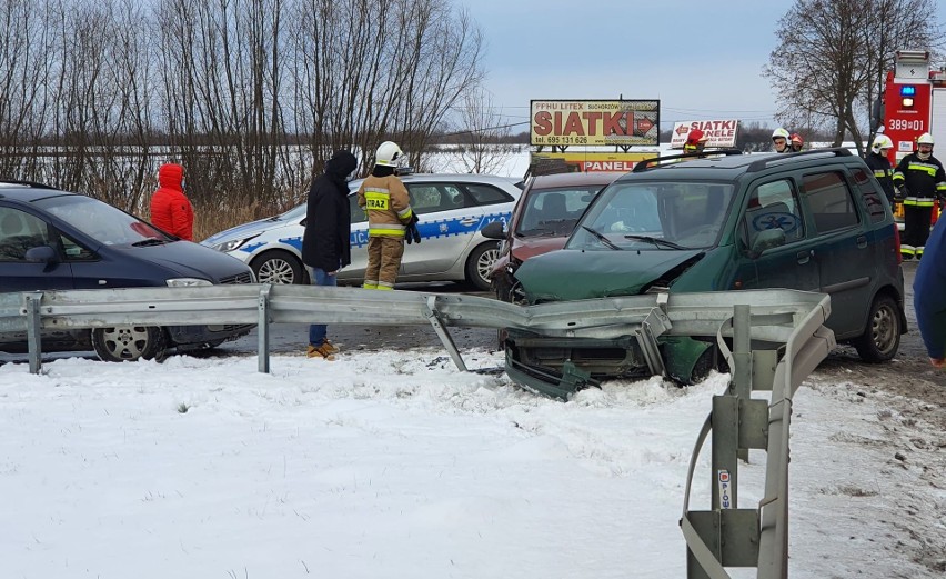 Wypadek w Suchorzowie z udziałem trzech samochodów. Na miejscu pracują służby (ZDJĘCIA)