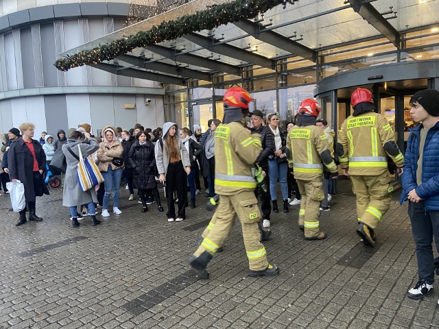 Centrum handlowe Avenida w Poznaniu zostało ewakuowane. Na miejscu pojawiły się zastępy straży pożarnej.