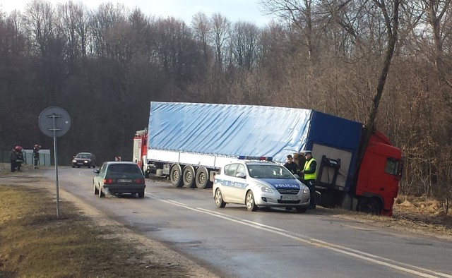 W Dziurkowie samochód ciężarowy zjechał do rowu.