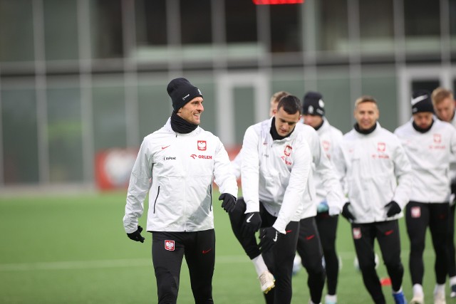 Arkadiusz Milik na trening w Thorshavn przed meczem z Wyspami Owczymi  postanowił ubrać czapkę